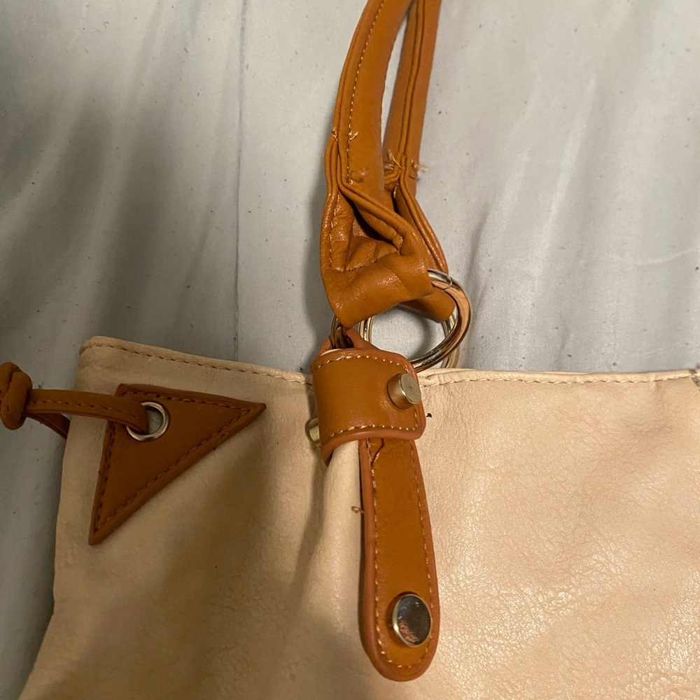 Michael Kors Cream Leather Shoulder Bag with Tan Trim - Picture 4 of 8